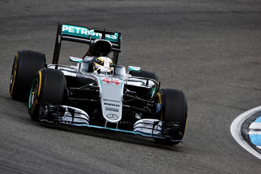 La Mercedes di Lewis Hamilton al comando. Afp